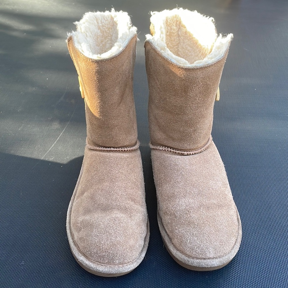 Bearpaw Women winter boots size 9